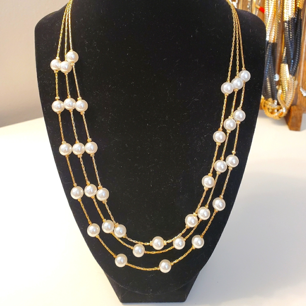 3-strand pearl detailed necklace